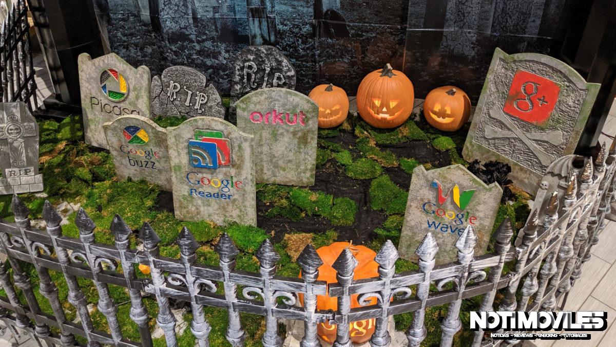 El cementerio de Halloween en el campus de Google lleno de servicios de Google, se ve muy triste