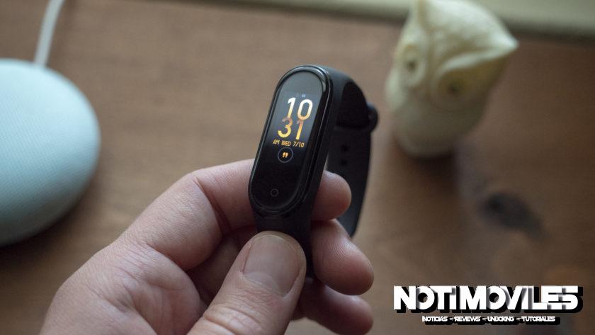 xiaomi-mi-band-4-review-in-hand-watch-face-840x473.jpg